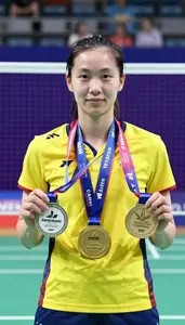 Indoor Badminton Grand Champion In Bright Sportswear