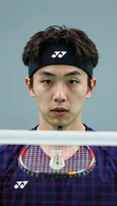 Badminton Defender Wearing Headband Alert Dropping Net Tap