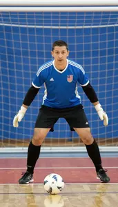 Futsal Goalkeeper Wearing Futsal Jersey Quick Dribbling