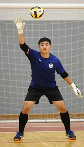 Futsal Goalkeeper Wearing Shorts Quick Wall Pass Pivot Shot