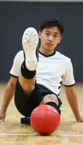 Futsal Pivot Wearing Shorts Dynamic Passing Sole Flick In