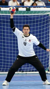 Handball Goalkeeper Wearing Handball Jersey Quick Feinting