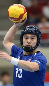 Handball Pivot Wearing Wristband Quick Catching Drop Pass In