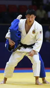 Judo Heavy Judoka Wearing Yellow Belt Quick Countering