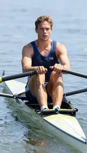 Rowing Crew Member Wearing Rowing Shoes Quick Catching Blade